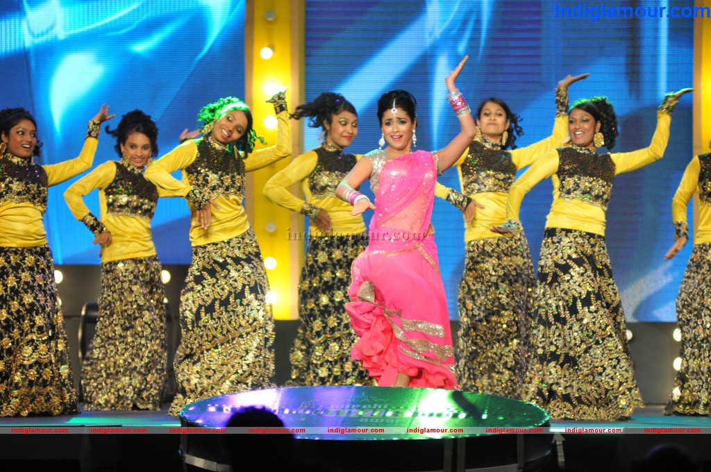 Shriya Dance at Mirchi Music Awards Event hd photo