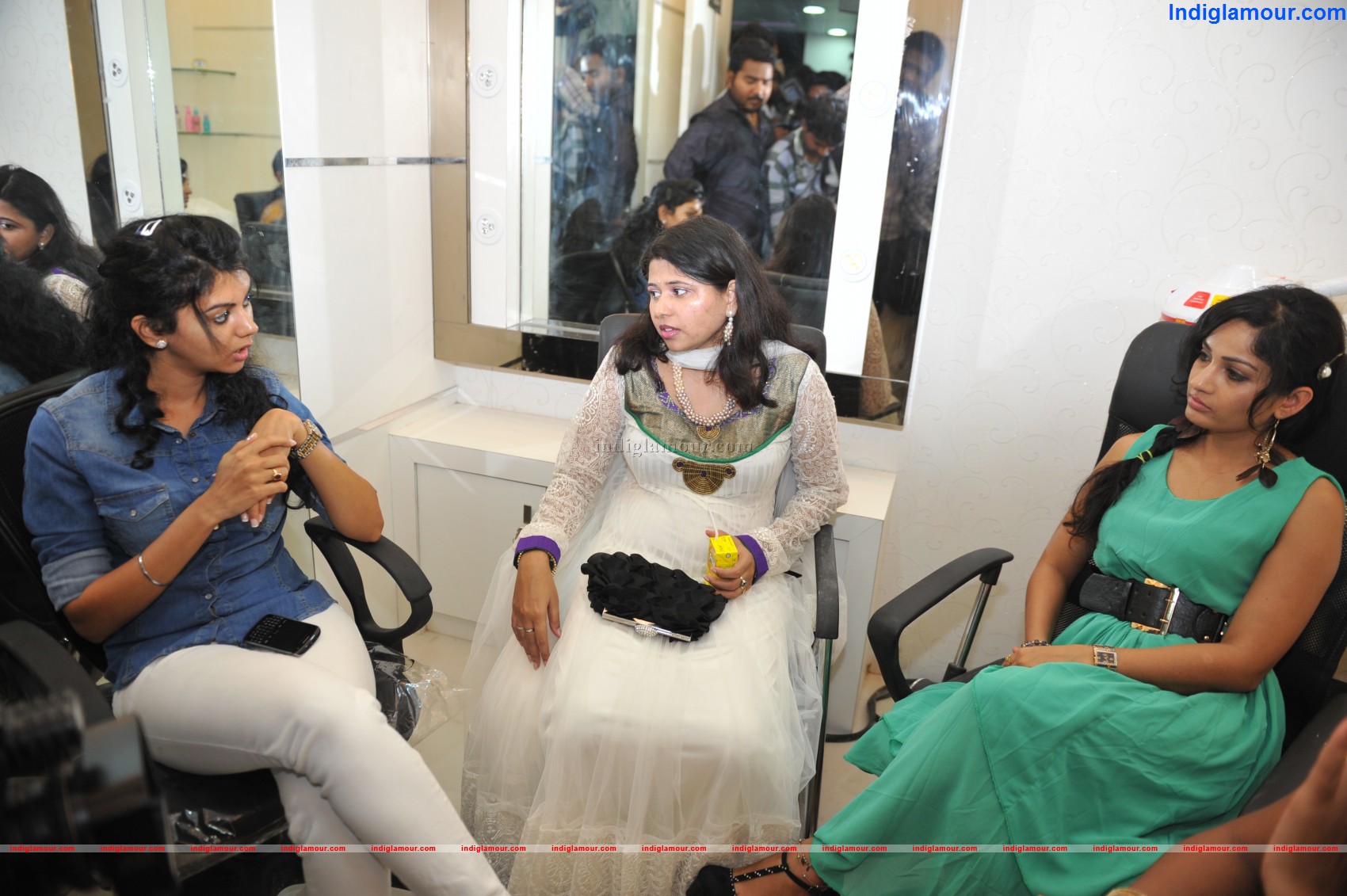 Naturals Launches Salon at Guntur Inaugurated by Actress Kamna Jethamalani , Madhavi Latha Event hd photo