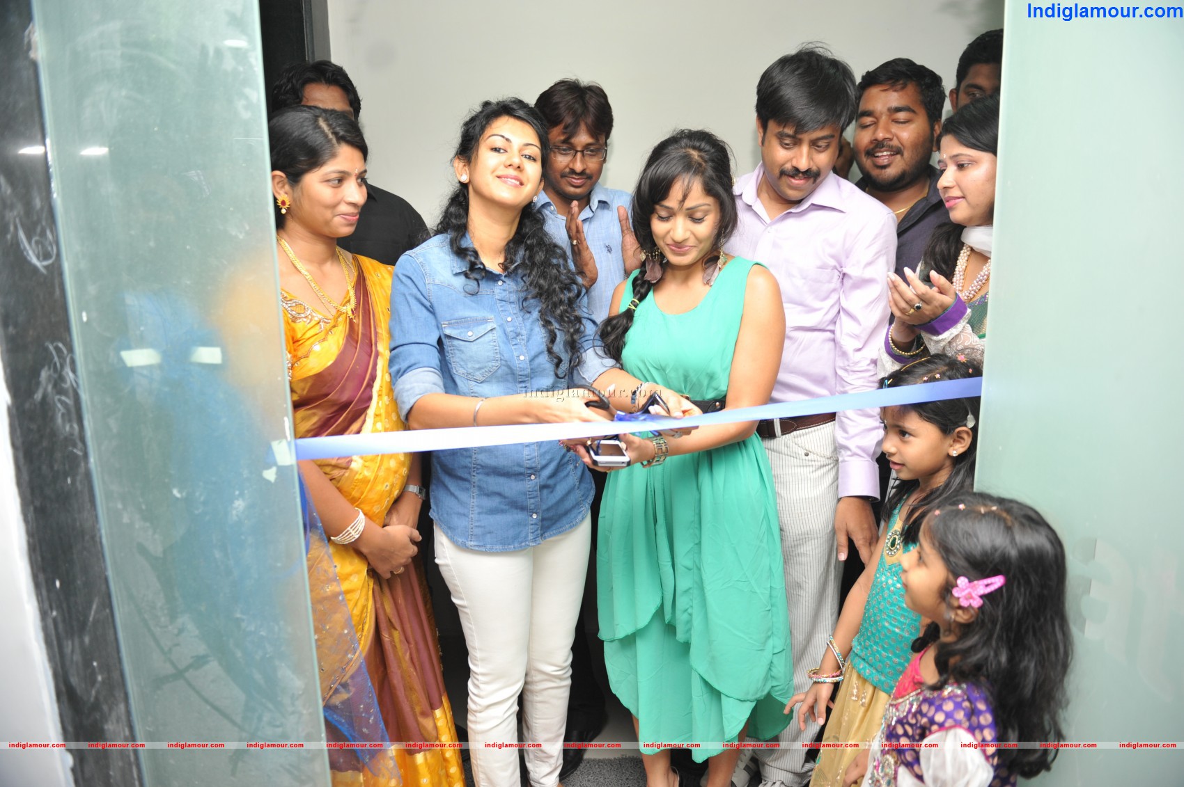 Naturals Launches Salon at Guntur Inaugurated by Actress Kamna Jethamalani , Madhavi Latha Event hd photo