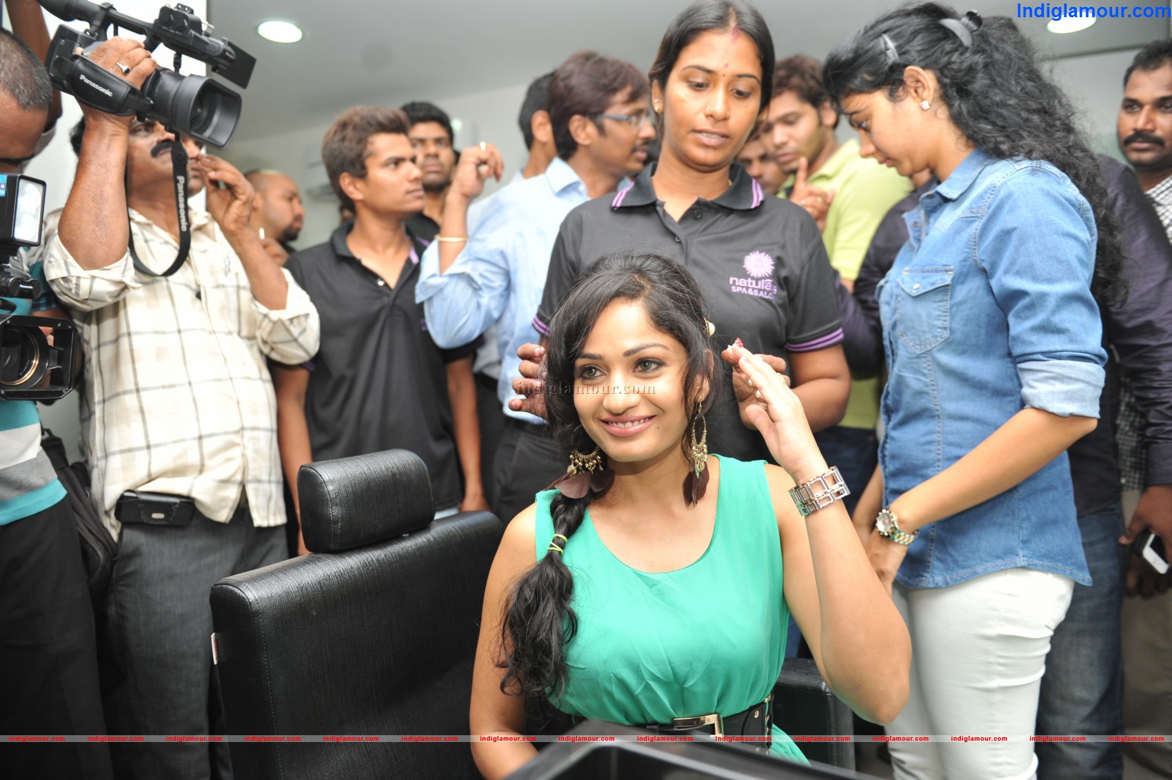 Naturals Launches Salon at Guntur Inaugurated by Actress Kamna Jethamalani , Madhavi Latha Event hd photo