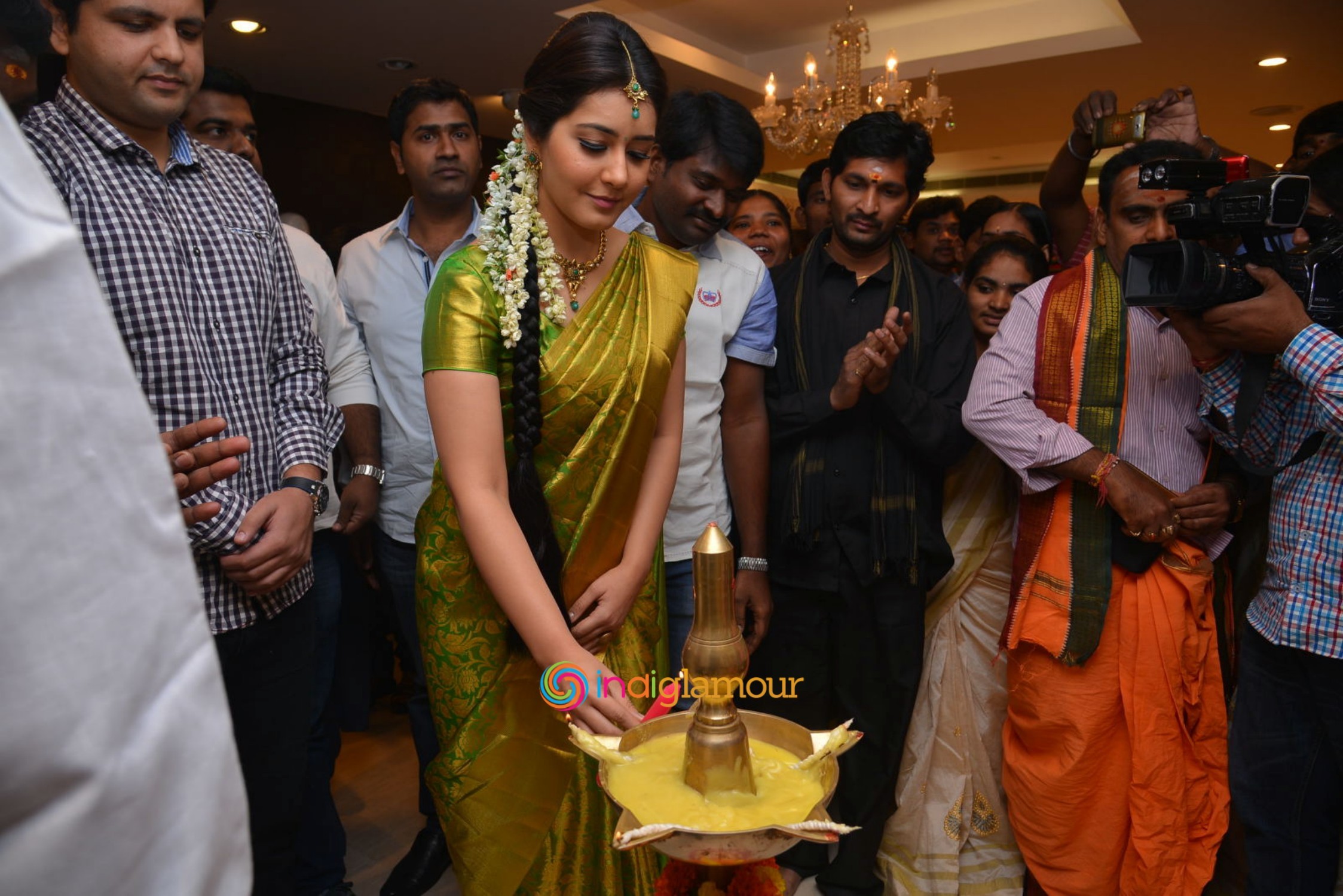 Rashi Khanna Launches Kanchipuram Kamakshi Silks Event hd photo