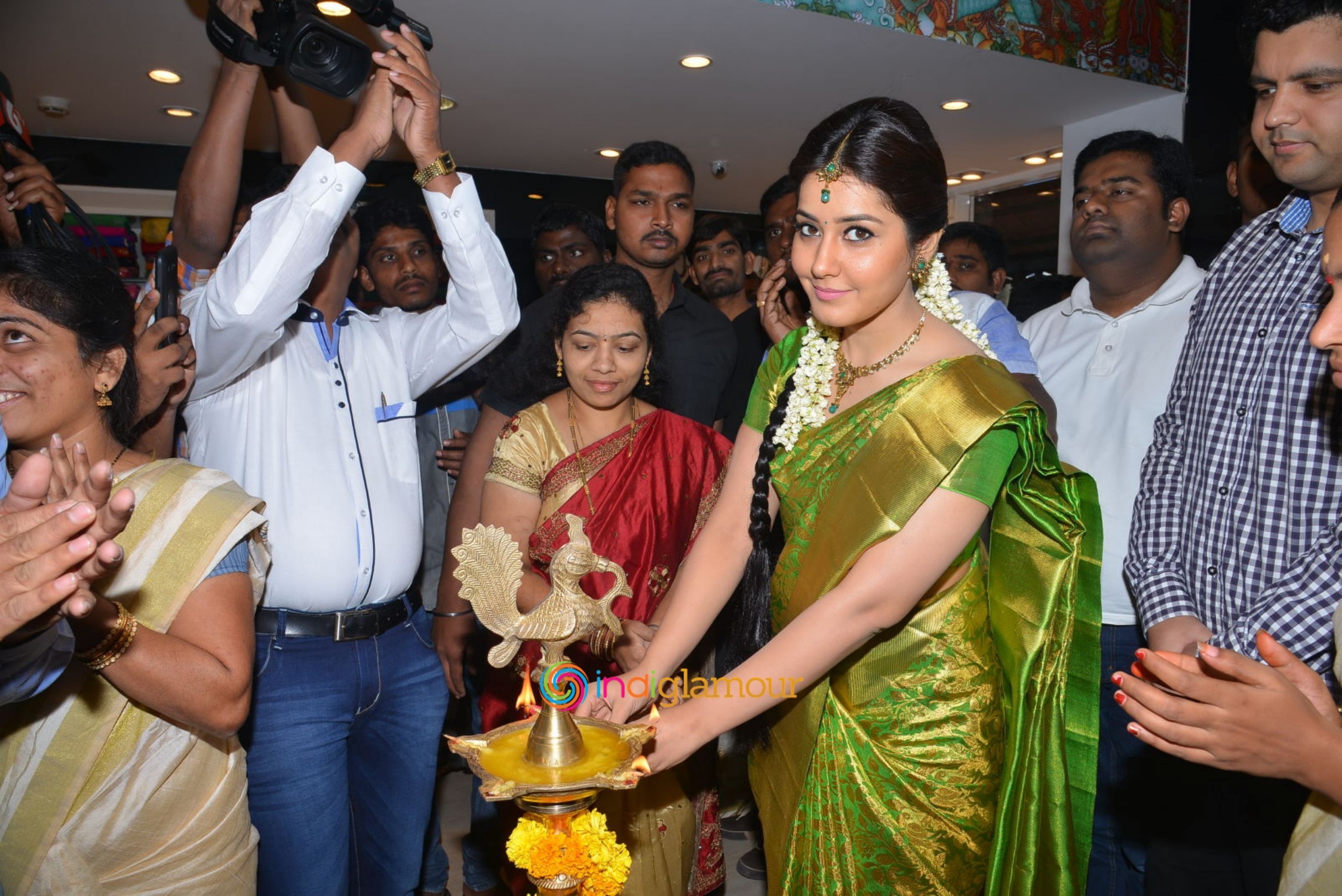 Rashi Khanna Launches Kanchipuram Kamakshi Silks Event hd photo