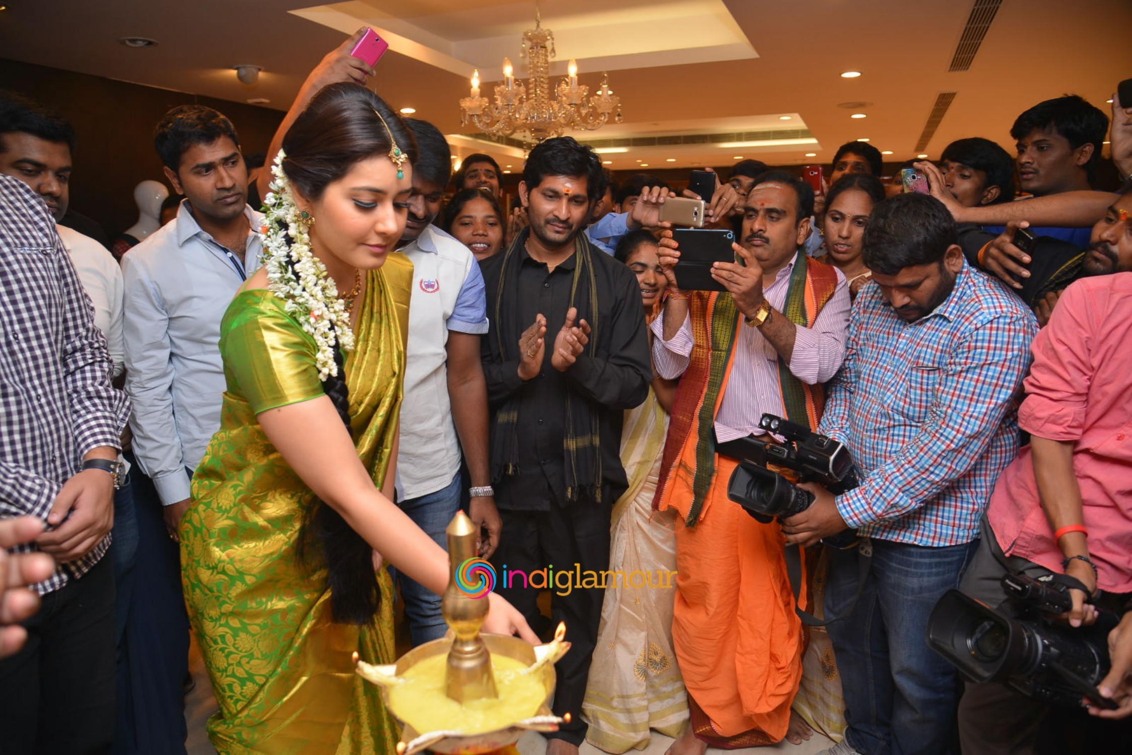 Rashi Khanna Launches Kanchipuram Kamakshi Silks Event hd photo