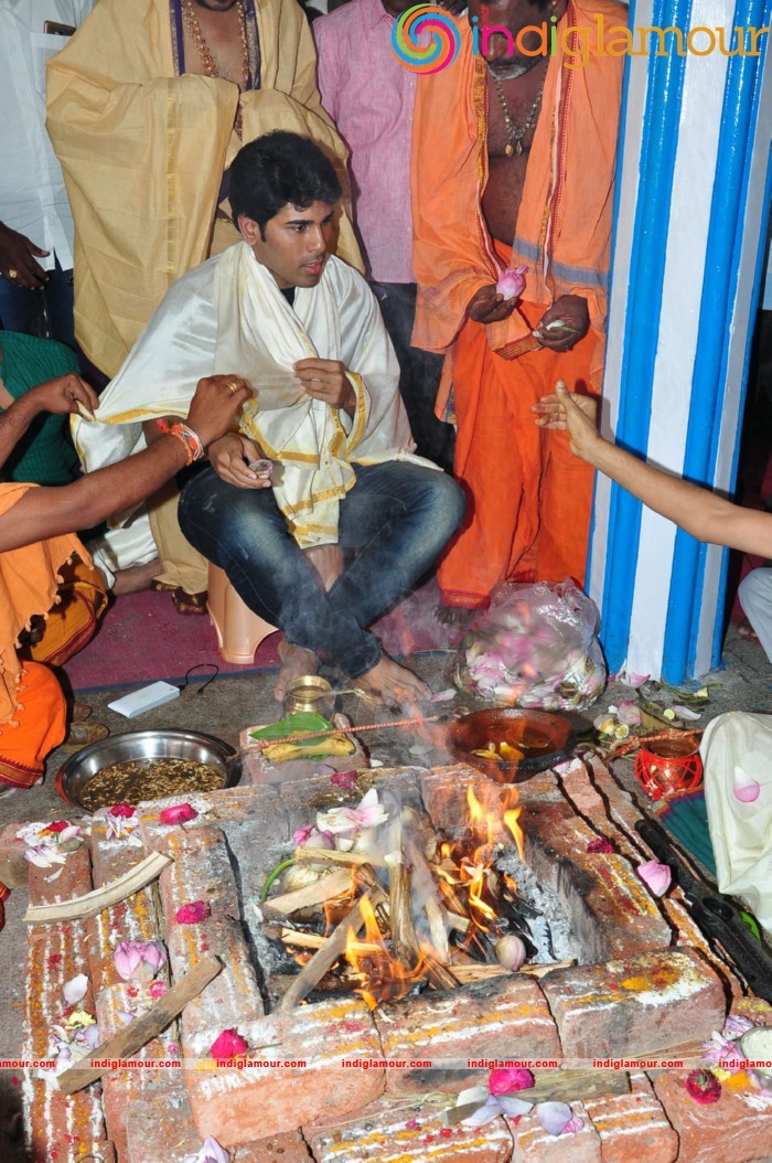 Allu Sirish At Chiranjeevi Birthday Celebrations at Filmnagar Temple Event hd photo
