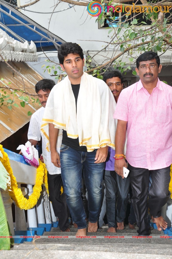 Allu Sirish At Chiranjeevi Birthday Celebrations at Filmnagar Temple Event hd photo