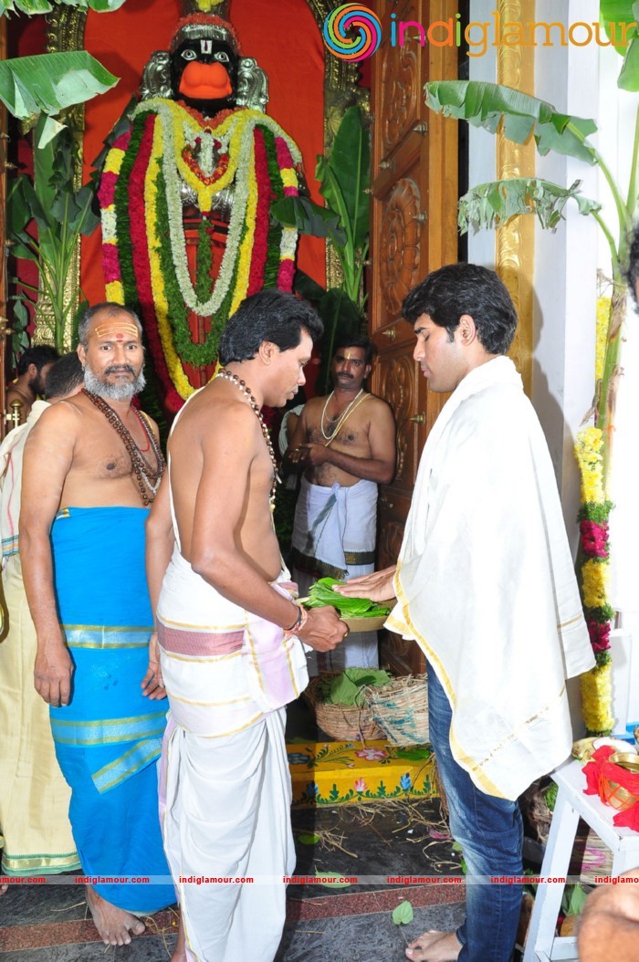 Allu Sirish At Chiranjeevi Birthday Celebrations at Filmnagar Temple Event hd photo