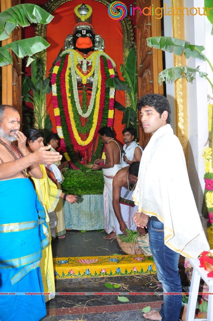 Allu Sirish At Chiranjeevi Birthday Celebrations at Filmnagar Temple Event hd photo