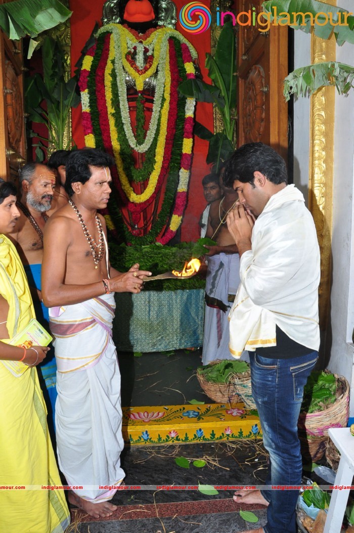 Allu Sirish At Chiranjeevi Birthday Celebrations at Filmnagar Temple Event hd photo