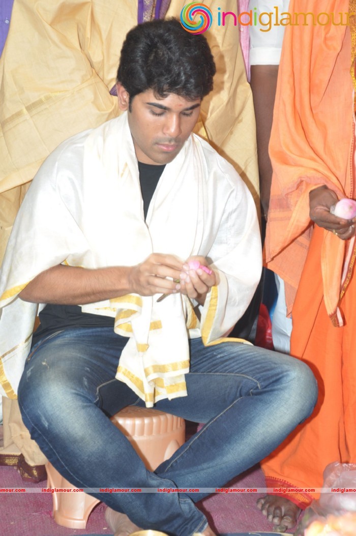 Allu Sirish At Chiranjeevi Birthday Celebrations at Filmnagar Temple Event hd photo