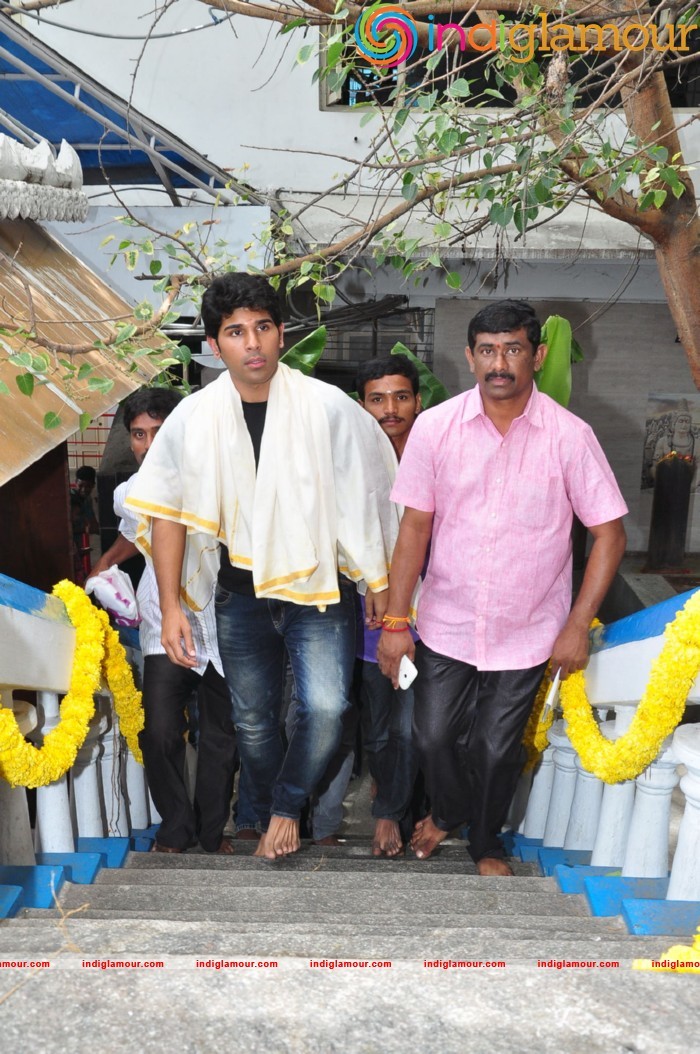 Allu Sirish At Chiranjeevi Birthday Celebrations at Filmnagar Temple Event hd photo