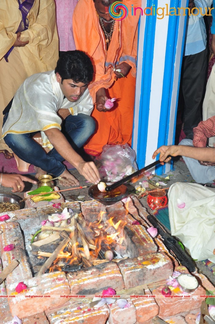 Allu Sirish At Chiranjeevi Birthday Celebrations at Filmnagar Temple Event hd photo