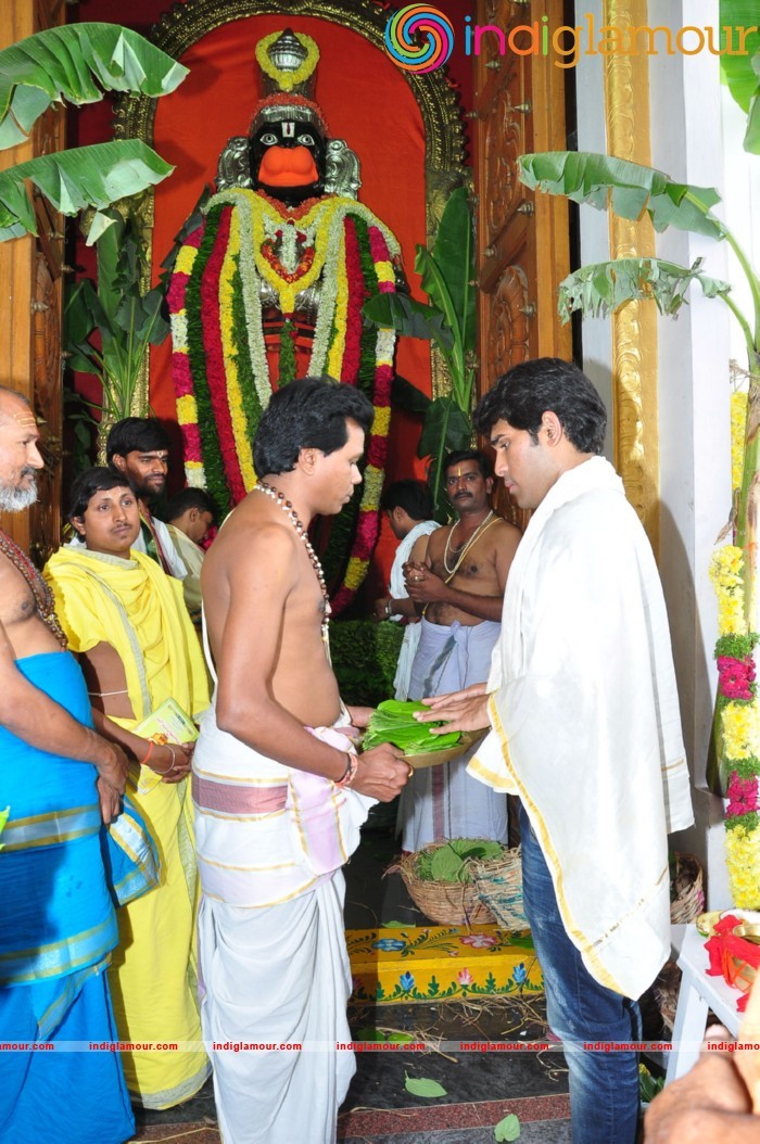 Allu Sirish At Chiranjeevi Birthday Celebrations at Filmnagar Temple Event hd photo