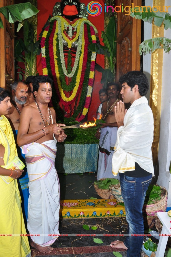 Allu Sirish At Chiranjeevi Birthday Celebrations at Filmnagar Temple Event hd photo