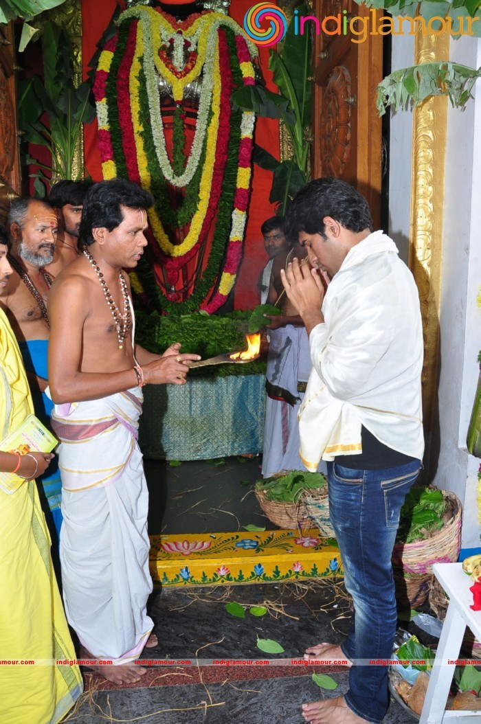 Allu Sirish At Chiranjeevi Birthday Celebrations at Filmnagar Temple Event hd photo