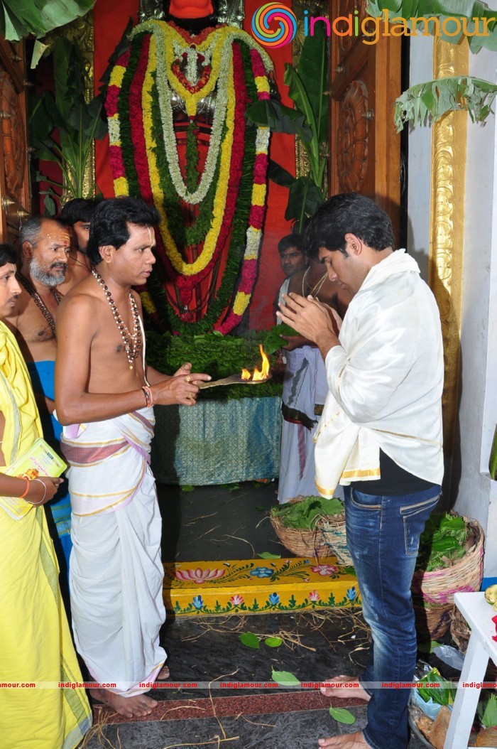 Allu Sirish At Chiranjeevi Birthday Celebrations at Filmnagar Temple Event hd photo