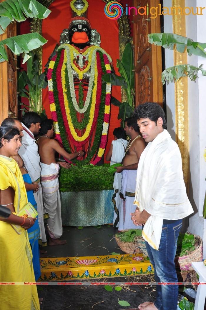 Allu Sirish At Chiranjeevi Birthday Celebrations at Filmnagar Temple Event hd photo