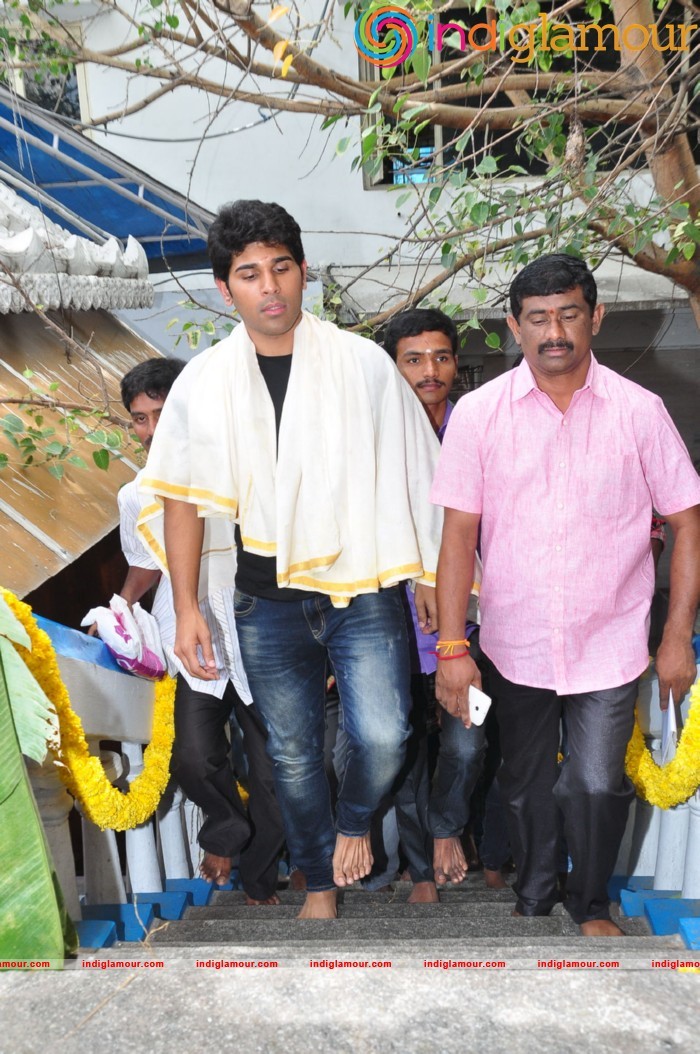 Allu Sirish At Chiranjeevi Birthday Celebrations at Filmnagar Temple Event hd photo