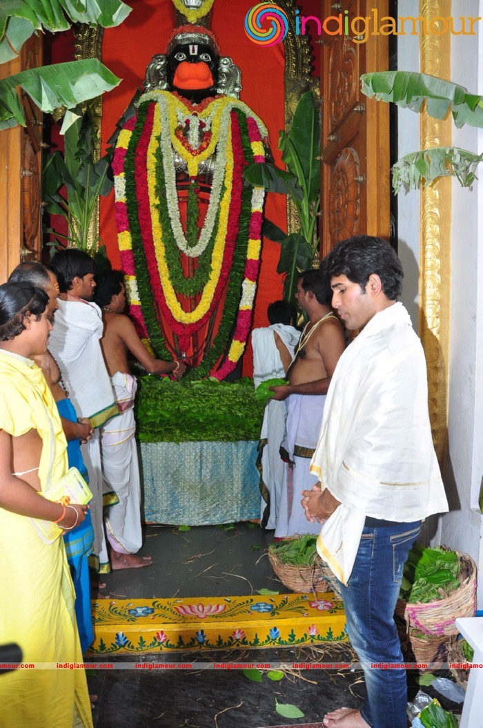 Allu Sirish At Chiranjeevi Birthday Celebrations at Filmnagar Temple Event hd photo