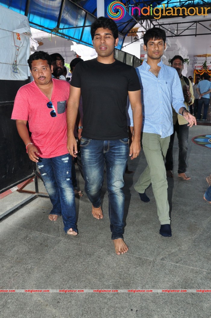 Allu Sirish At Chiranjeevi Birthday Celebrations at Filmnagar Temple Event hd photo
