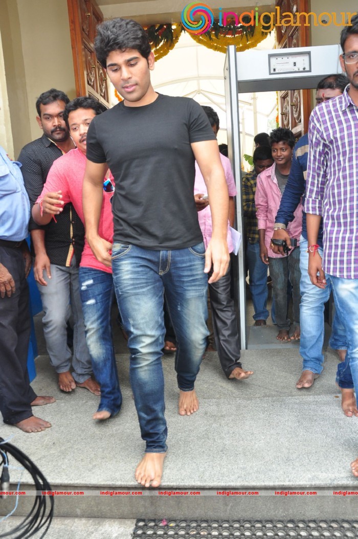 Allu Sirish At Chiranjeevi Birthday Celebrations at Filmnagar Temple Event hd photo