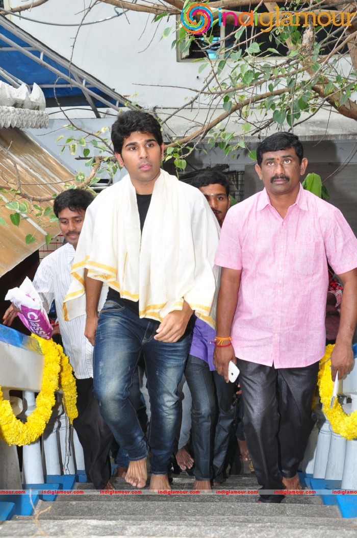 Allu Sirish At Chiranjeevi Birthday Celebrations at Filmnagar Temple Event hd photo