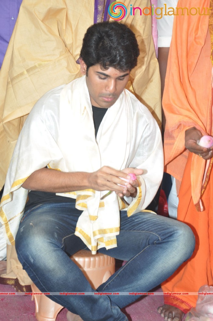 Allu Sirish At Chiranjeevi Birthday Celebrations at Filmnagar Temple Event hd photo