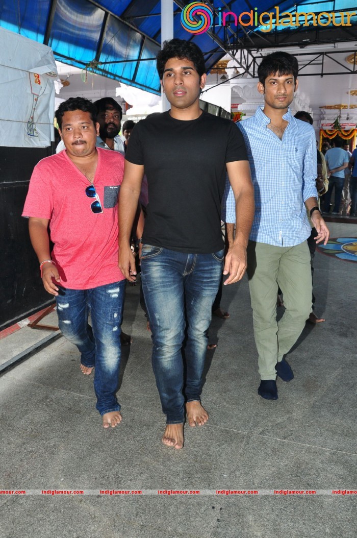 Allu Sirish At Chiranjeevi Birthday Celebrations at Filmnagar Temple Event hd photo