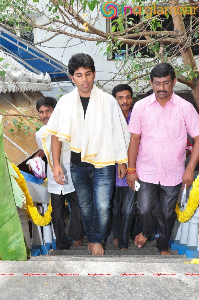 Allu Sirish At Chiranjeevi Birthday Celebrations at Filmnagar Temple Event hd photo