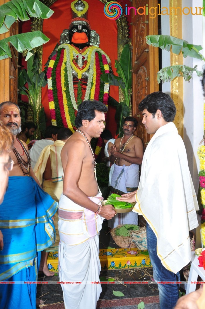 Allu Sirish At Chiranjeevi Birthday Celebrations at Filmnagar Temple Event hd photo