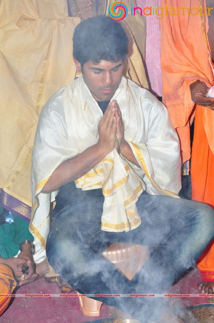 Allu Sirish At Chiranjeevi Birthday Celebrations at Filmnagar Temple Event hd photo