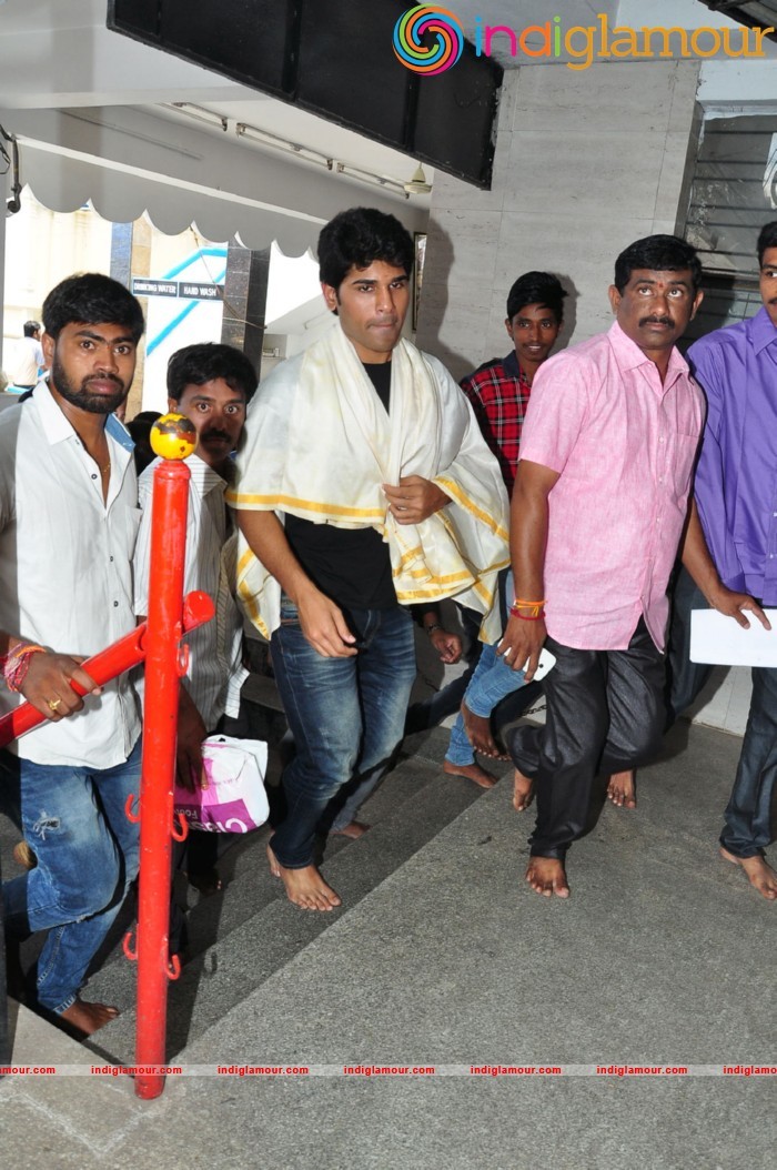 Allu Sirish At Chiranjeevi Birthday Celebrations at Filmnagar Temple Event hd photo