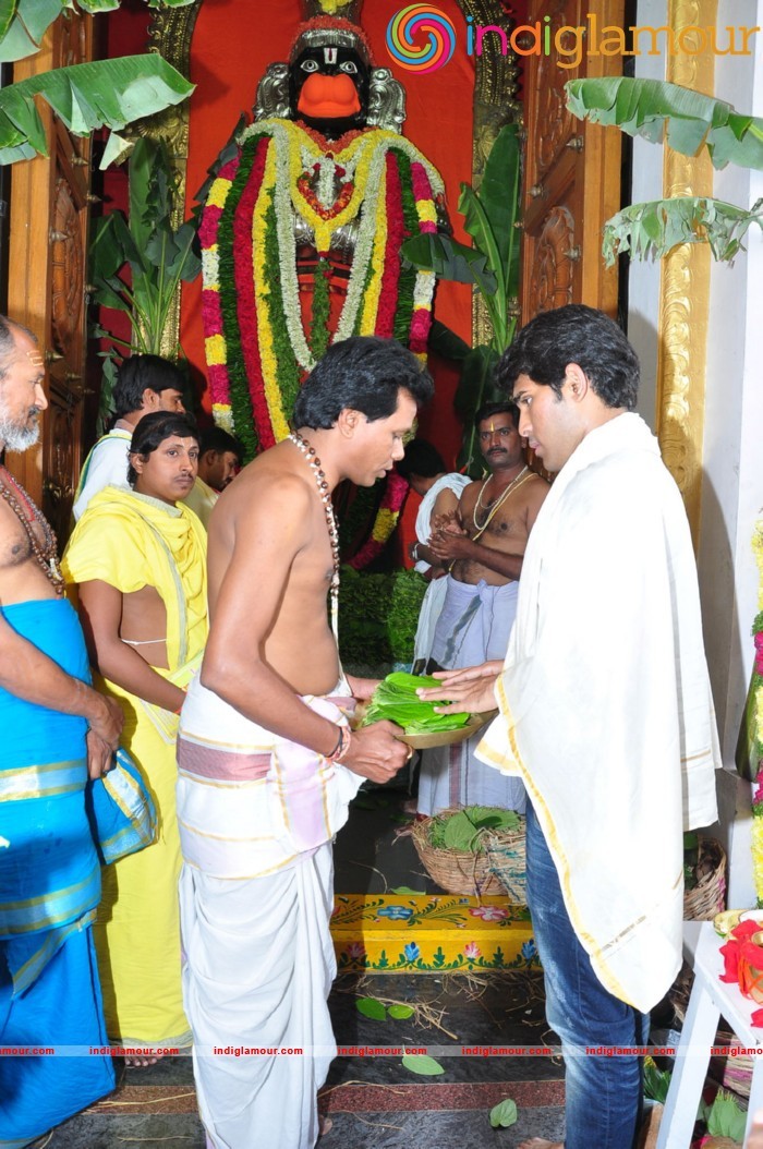 Allu Sirish At Chiranjeevi Birthday Celebrations at Filmnagar Temple Event hd photo