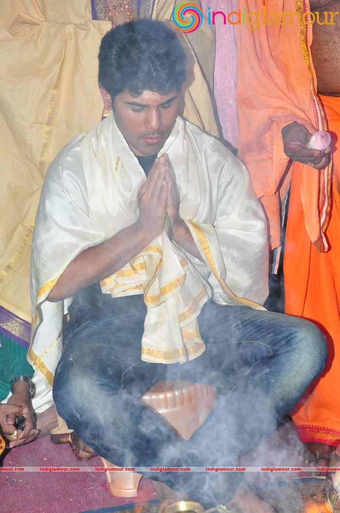 Allu Sirish At Chiranjeevi Birthday Celebrations at Filmnagar Temple Event hd photo