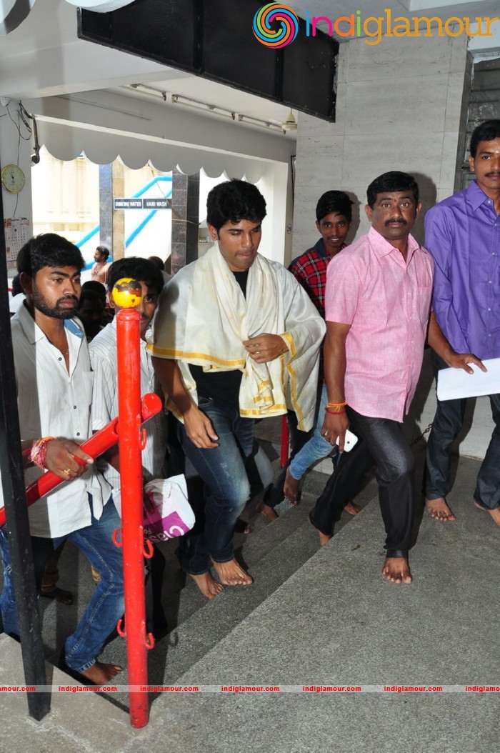 Allu Sirish At Chiranjeevi Birthday Celebrations at Filmnagar Temple Event hd photo