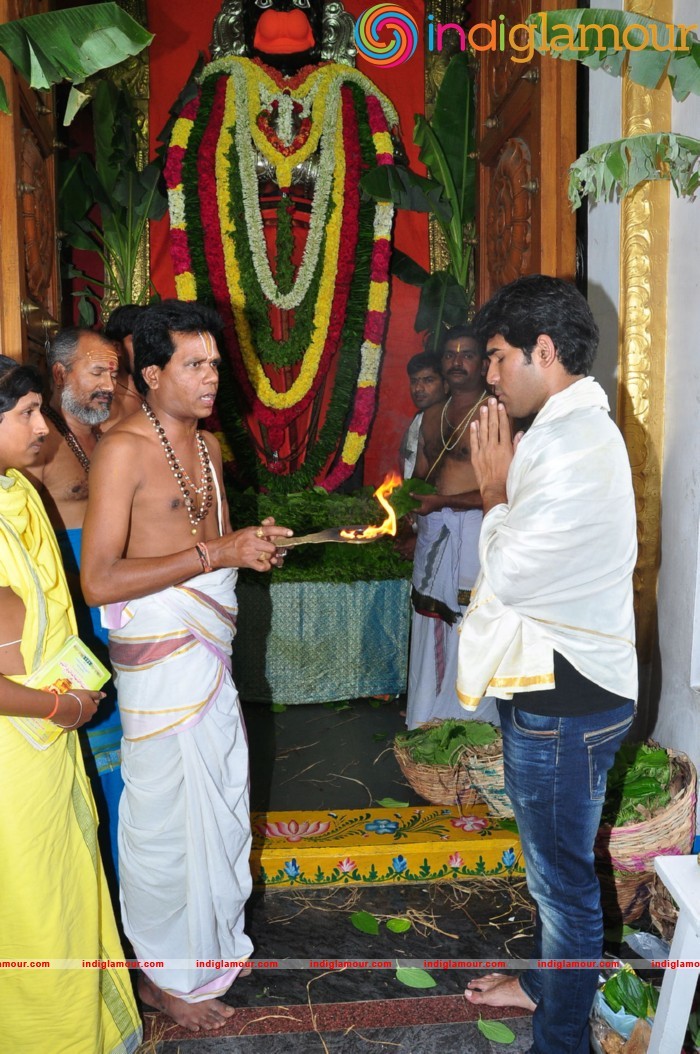 Allu Sirish At Chiranjeevi Birthday Celebrations at Filmnagar Temple Event hd photo
