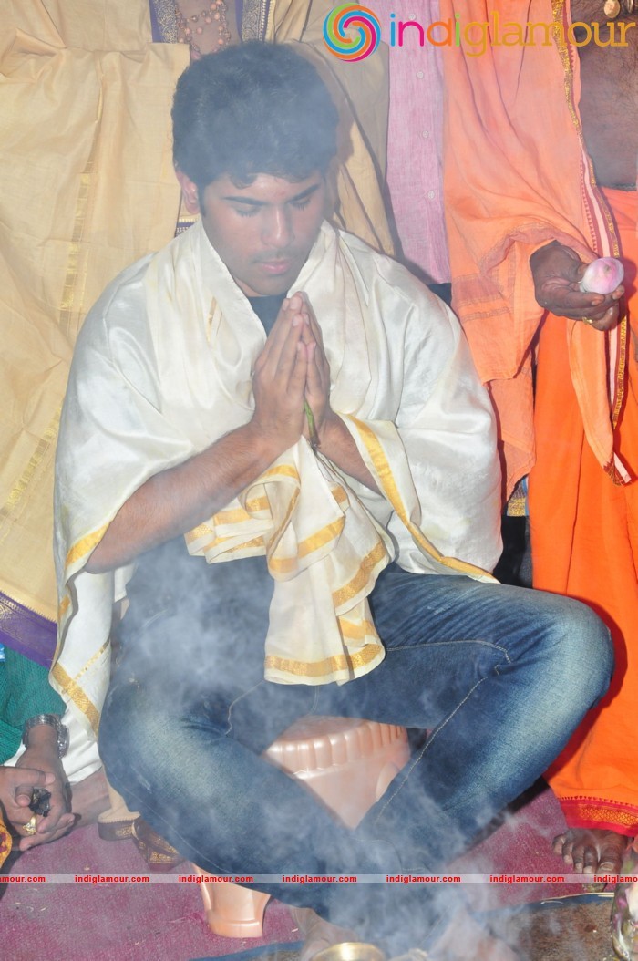 Allu Sirish At Chiranjeevi Birthday Celebrations at Filmnagar Temple Event hd photo