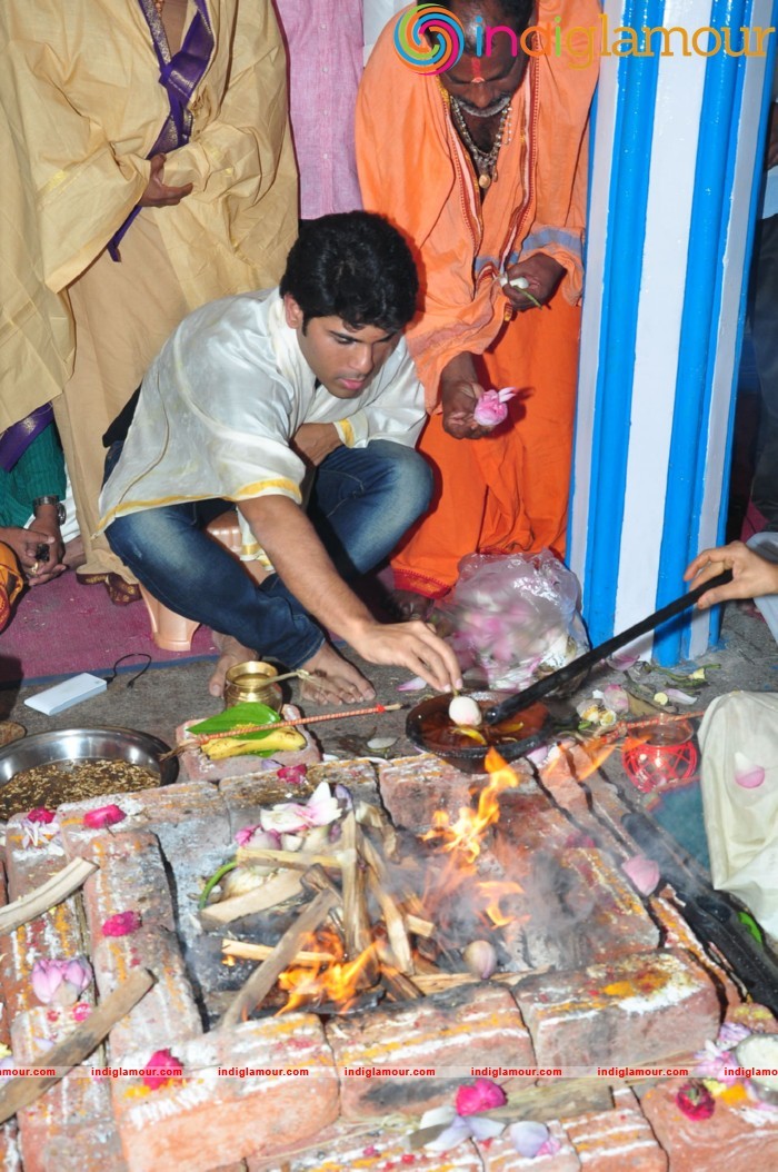 Allu Sirish At Chiranjeevi Birthday Celebrations at Filmnagar Temple Event hd photo