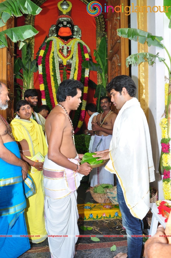 Allu Sirish At Chiranjeevi Birthday Celebrations at Filmnagar Temple Event hd photo