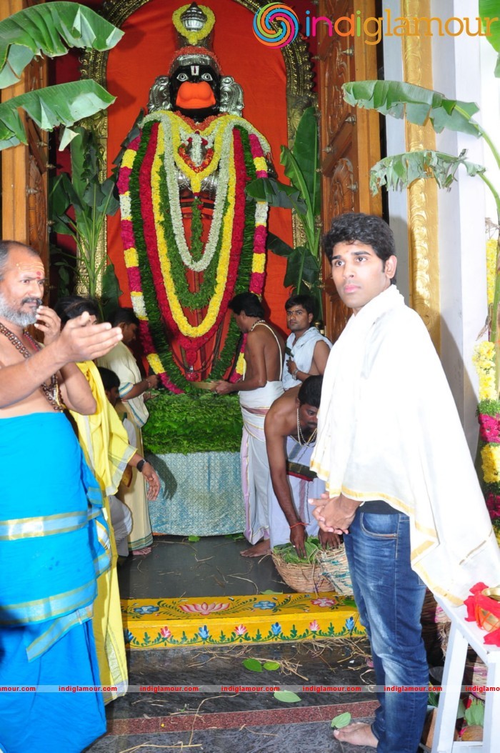Allu Sirish At Chiranjeevi Birthday Celebrations at Filmnagar Temple Event hd photo