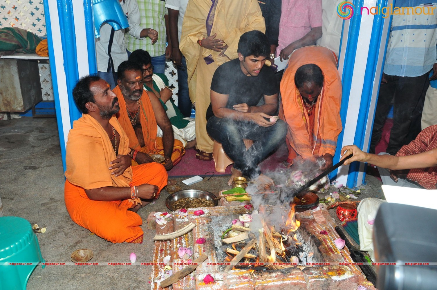 Allu Sirish At Chiranjeevi Birthday Celebrations at Filmnagar Temple Event hd photo