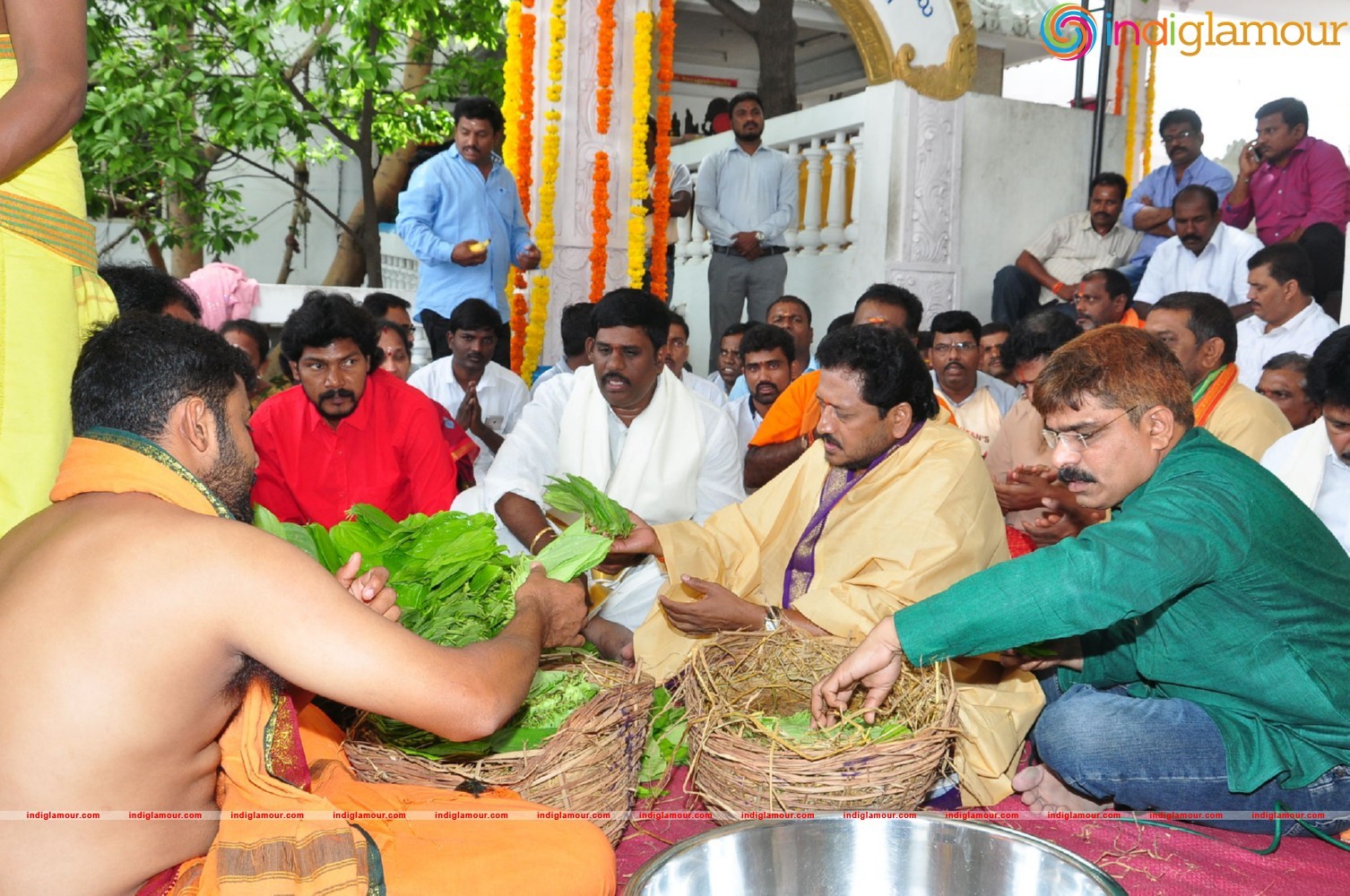 Allu Sirish At Chiranjeevi Birthday Celebrations at Filmnagar Temple Event hd photo