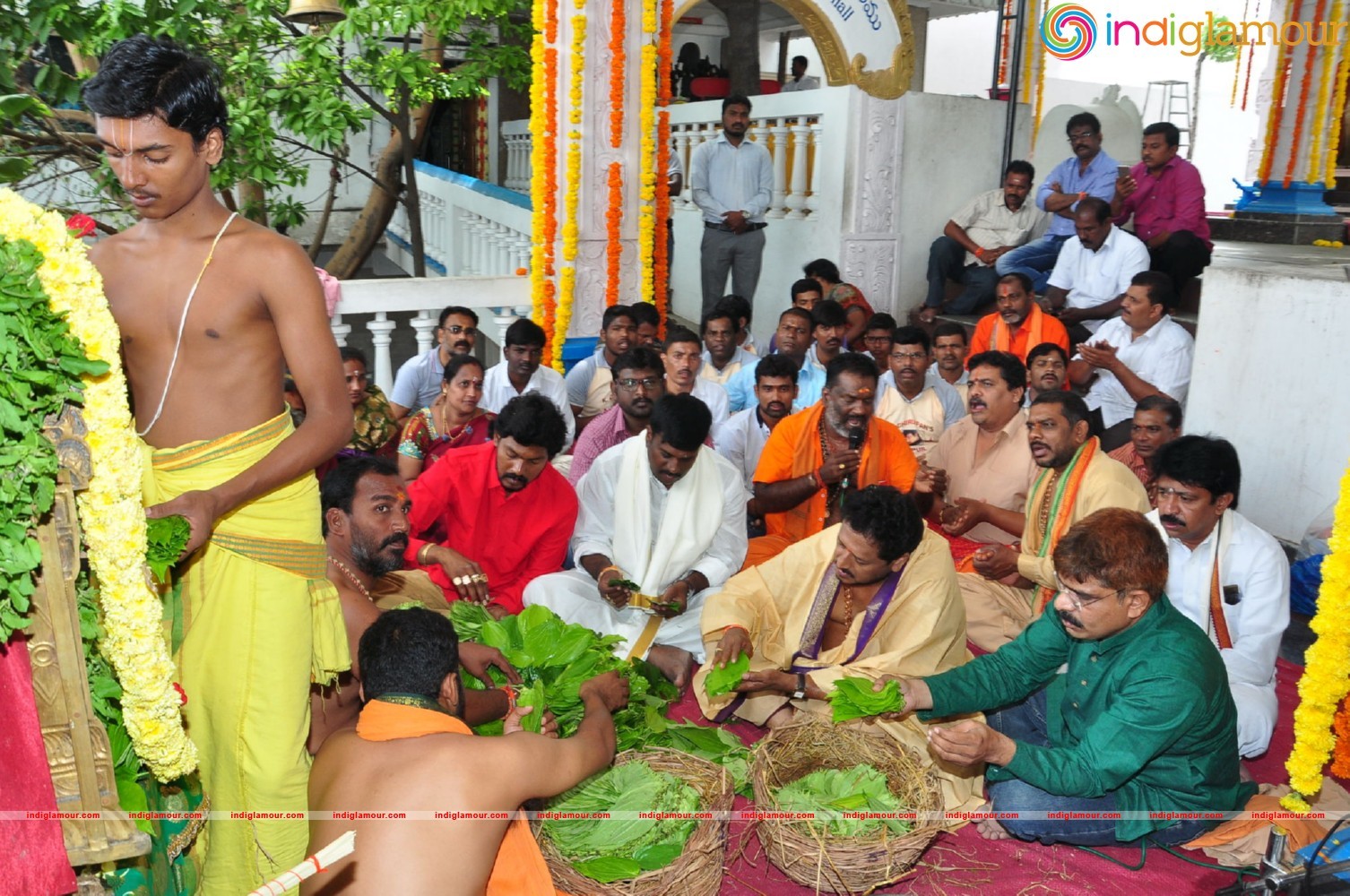 Allu Sirish At Chiranjeevi Birthday Celebrations at Filmnagar Temple Event hd photo