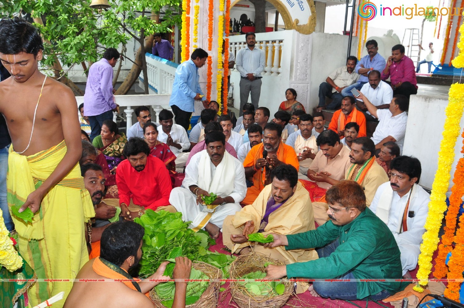 Allu Sirish At Chiranjeevi Birthday Celebrations at Filmnagar Temple Event hd photo