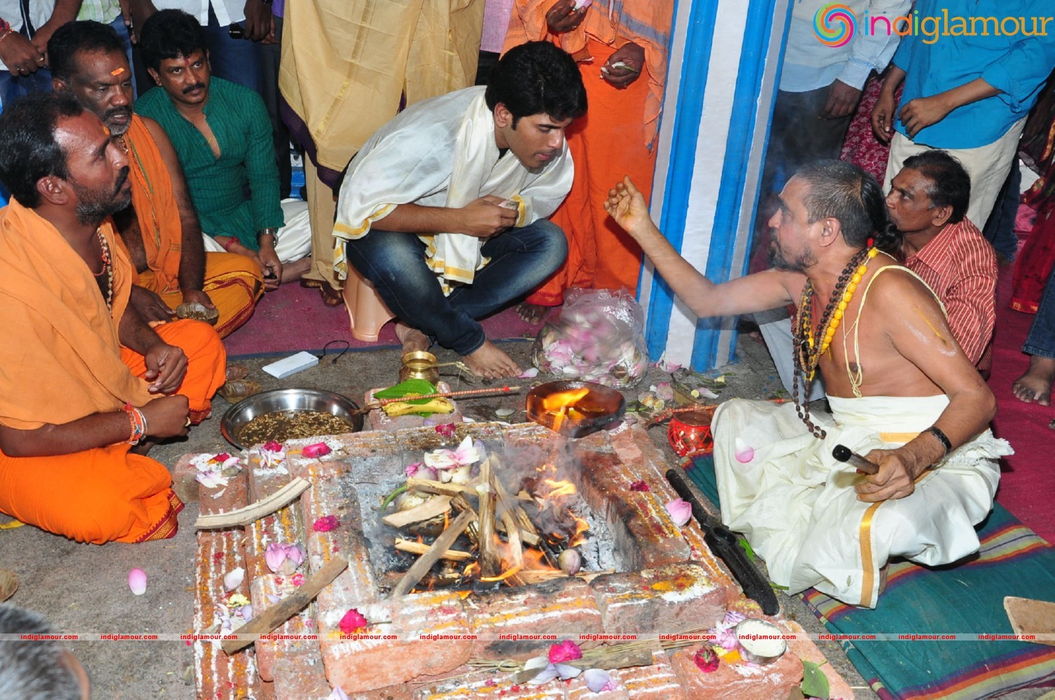 Allu Sirish At Chiranjeevi Birthday Celebrations at Filmnagar Temple Event hd photo