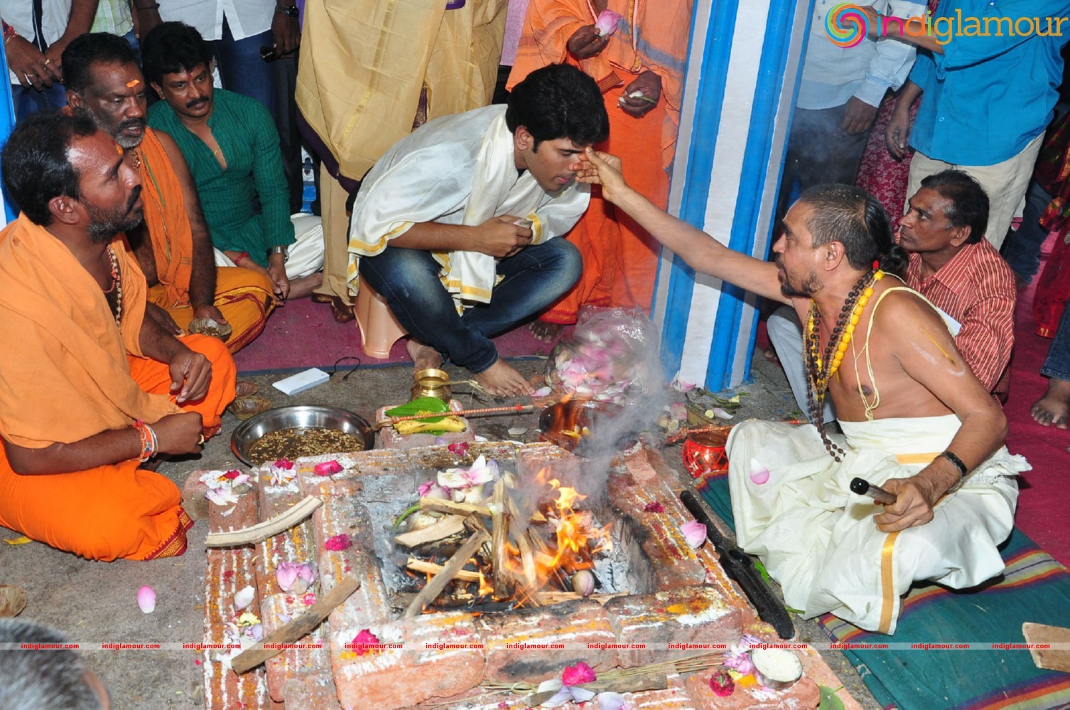 Allu Sirish At Chiranjeevi Birthday Celebrations at Filmnagar Temple Event hd photo