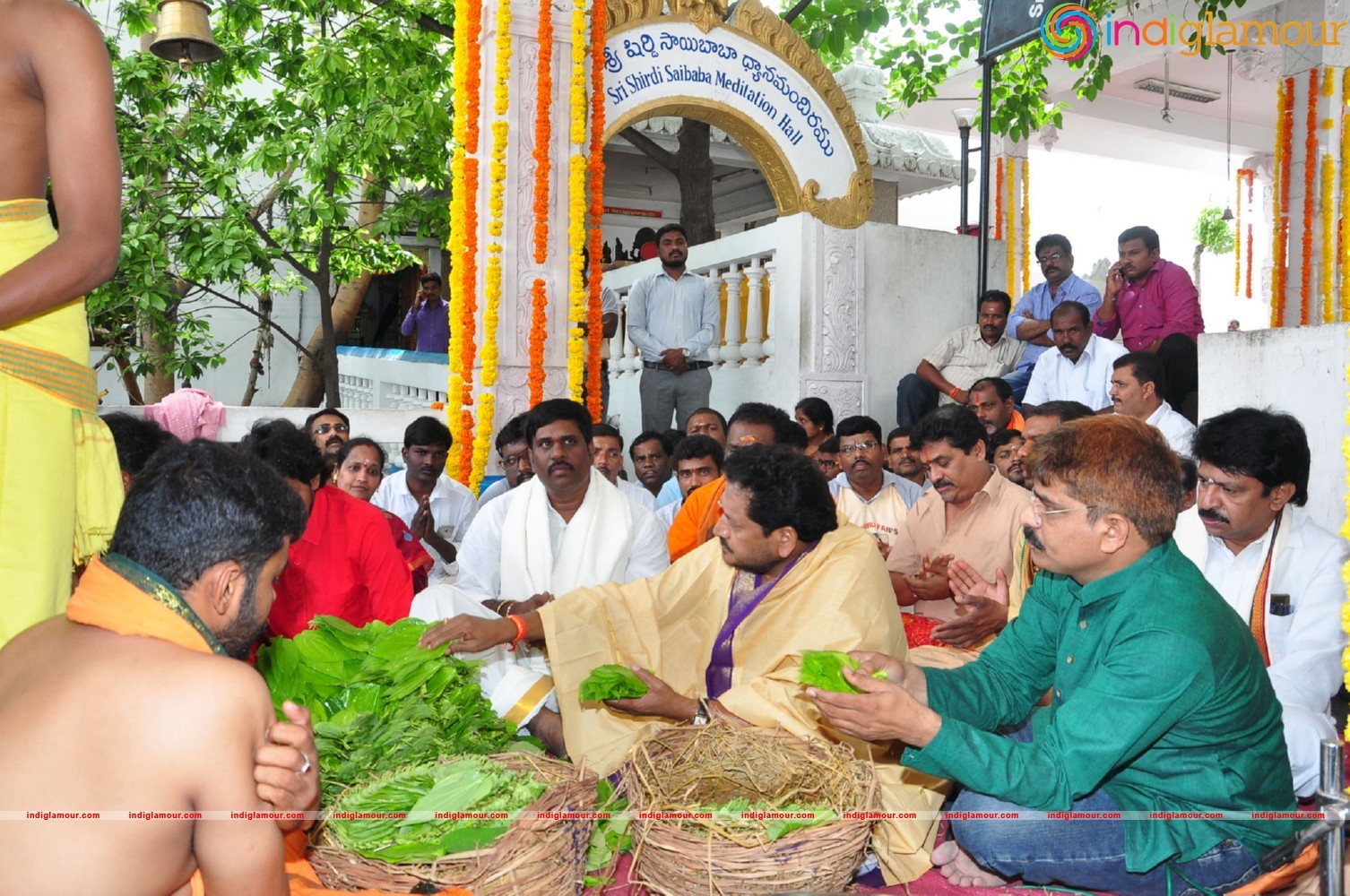 Allu Sirish At Chiranjeevi Birthday Celebrations at Filmnagar Temple Event hd photo