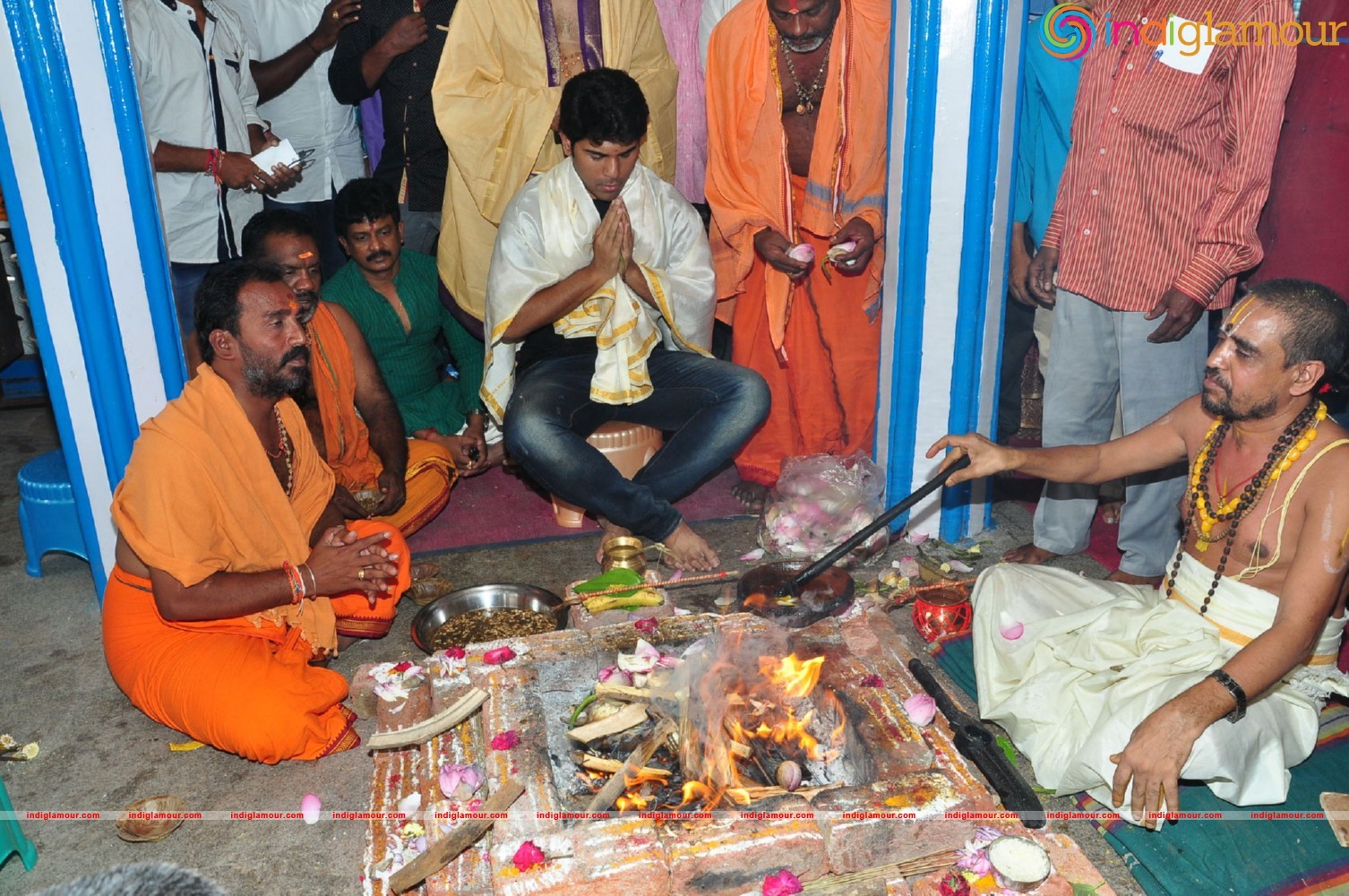 Allu Sirish At Chiranjeevi Birthday Celebrations at Filmnagar Temple Event hd photo