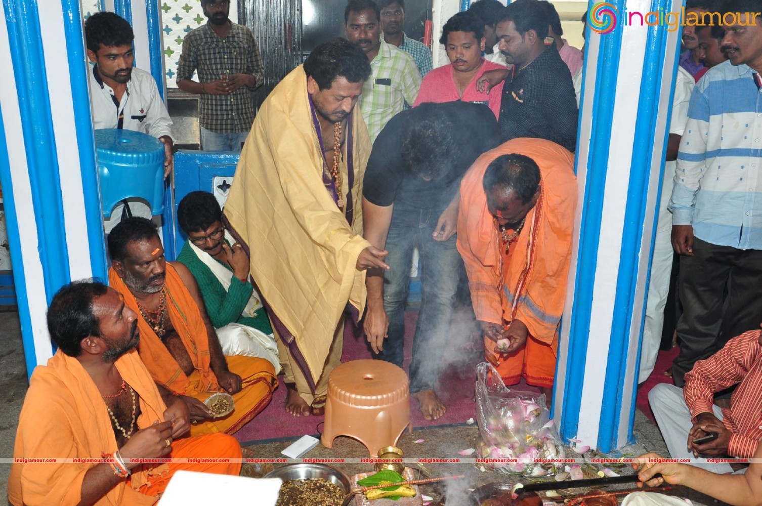 Allu Sirish At Chiranjeevi Birthday Celebrations at Filmnagar Temple Event hd photo