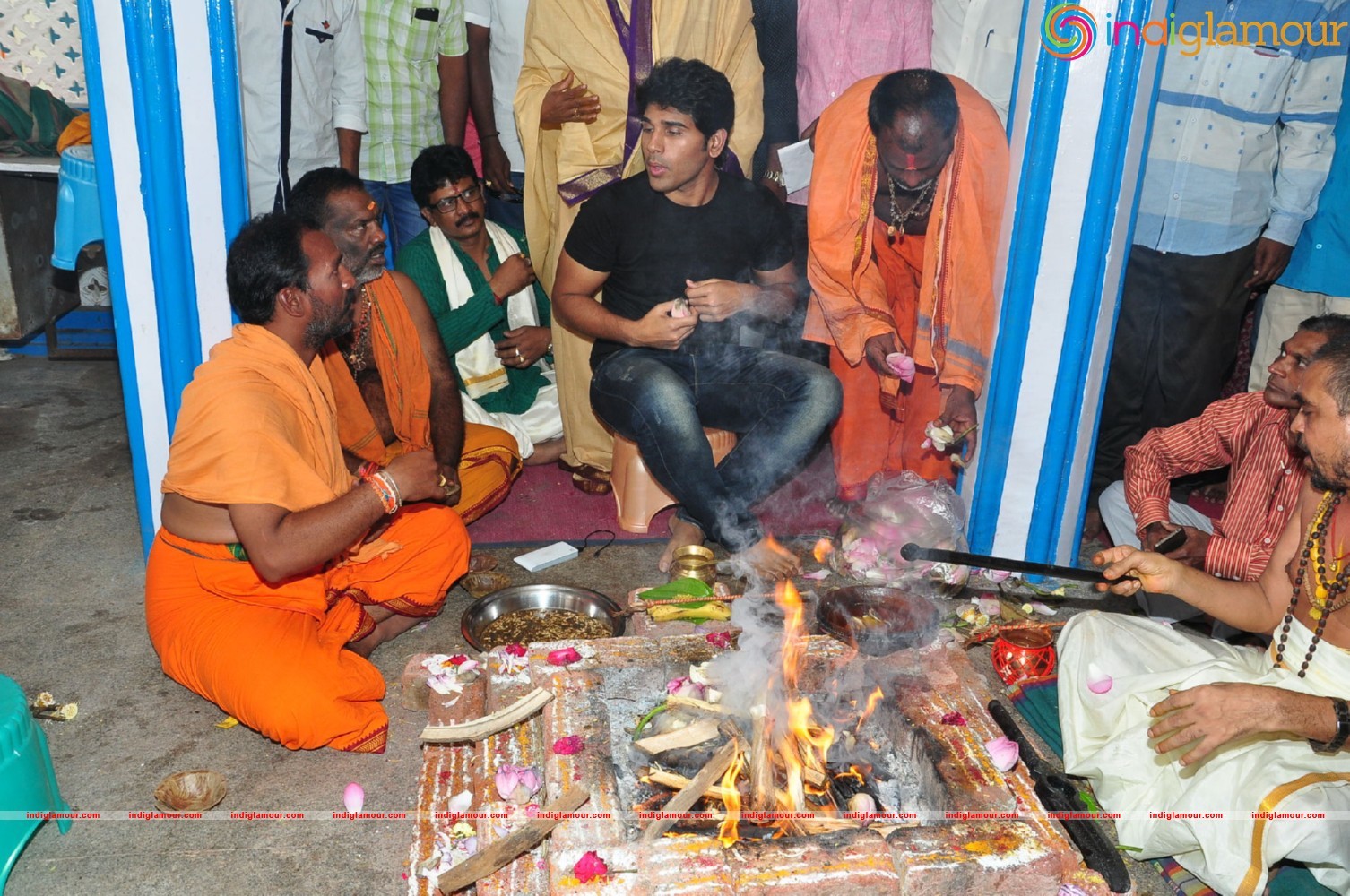 Allu Sirish At Chiranjeevi Birthday Celebrations at Filmnagar Temple Event hd photo