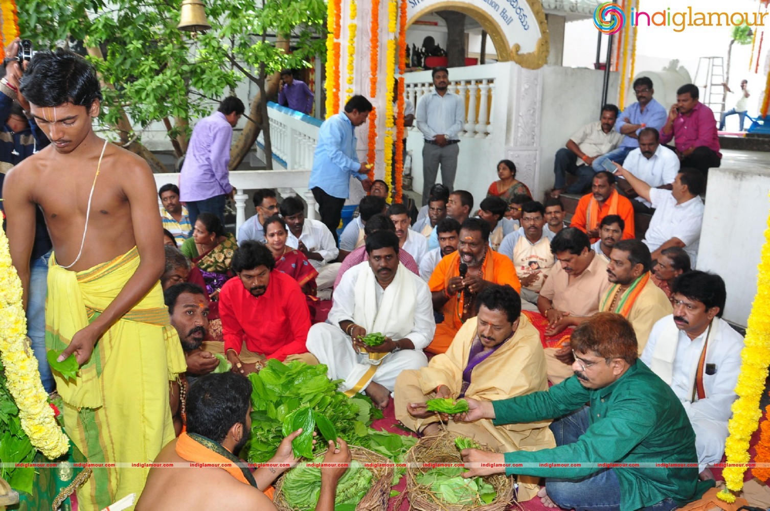 Allu Sirish At Chiranjeevi Birthday Celebrations at Filmnagar Temple Event hd photo